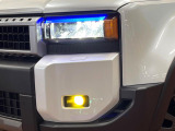 【LEDヘッドライト】悪天候や夜間走行時も良好な視界を確保し安心して運転できる高輝度LEDヘッドライトを装備!点灯速度が早く、消費電力も抑えられています。