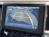 後方の様子を画面で確認しながら駐車でき、目安となるガイド線も表示されます。周囲を目視で確かめながら、車庫入れや駐車時に活用いただけます。