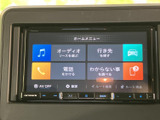 オーディオや行き先検索、電話などの項目がホーム画面にまとまり、使いたい機能を探しやすい構成です。設定やルート編集にもアクセスでき、日常の操作をスムーズにサポートします。