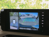 周囲の映像を画面で確認でき、駐車時の安全確認をサポートします。ガイド表示も備わり、車両周辺の状況を把握しながら、落ち着いて駐車操作を行いたい方に便利です。