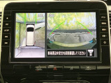 車両周辺の映像を画面で確認でき、駐車時など周囲を確認したい場面に役立ちます。複数の視点を切り替えて見られるため、車庫入れや狭い場所での操作をサポートします。