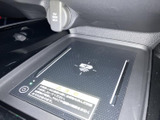 充電マークのあるトレーを備え、対応機器を置いて充電できる便利なスペースです。手の届きやすい位置にあり、日常の移動中にも活用いただけます。