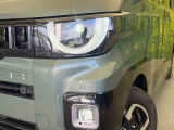 【LEDヘッドライト】悪天候や夜間走行時も良好な視界を確保し安心して運転できる高輝度LEDヘッドライトを装備!点灯速度が早く、消費電力も抑えられています。
