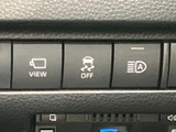 運転席まわりに各種スイッチが並び、表示を見ながら必要な機能を確認できます。日常の運転中にも目に留まりやすく、車内の装備を状況に応じて活用しやすい配置です。