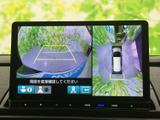 車両周辺を複数の視点で画面に表示し、駐車時などに周囲の状況を確かめる際に役立ちます。ガイド表示も確認でき、目視とあわせて車庫入れや切り返しをサポートします。