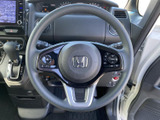 手になじみやすい形状で、運転姿勢を保ちながら握りやすいステアリングです。左右のスイッチから各種機能にアクセスでき、視線を大きく移さずに操作しやすい点も日常使いに便利です。