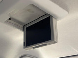 【フリップダウンモニター】大画面モニターで後席でもエンタメをお楽しみいただけます。小さなお子様にも大人気の装備です♪