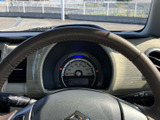 速度などの運転に必要な表示が運転席前方にまとまり、視線を大きく移さず確認しやすい配置です。明るさのある表示で状況を把握しやすく、日々の運転をサポートする見やすいメーターまわりです。