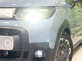 【LEDヘッドライト】悪天候や夜間走行時も良好な視界を確保し安心して運転できる高輝度LEDヘッドライトを装備!点灯速度が早く、消費電力も抑えられています。