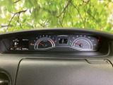 速度やエンジン回転数を確認できるメーターに、燃料計と各種表示を集約。運転席から視線を大きく移さず情報を確認しやすく、日々の運転を支えます。
