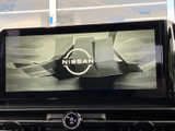 大画面ディスプレイを備え、ナビやオーディオなどの車内情報をまとめて確認できます。画面と下部のボリュームつまみが並ぶ構成で、日常的に使う際にも操作箇所を見つけやすい印象です。