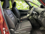 前席は運転席と助手席が並び、座面と背もたれにゆとりを感じる形状です。前方やサイドの窓から周囲を確認しやすく、乗り降りもしやすい開口部です。