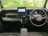 前席からはフロントガラス越しに広く見渡せ、周囲を確認しやすい運転席まわりです。シートは落ち着いた色合いで、助手席との距離感もゆったり感じられます。