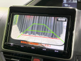 【バックカメラ】駐車時に後方がリアルタイム映像で確認できます。大型商業施設や立体駐車場での駐車時や、夜間のバック時に大活躍!運転スキルに関わらず、今や必須となった装備のひとつです!