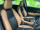 落ち着いた色合いでまとめられた前席は、窓からの視界も確保され、運転席と助手席の空間を見渡しやすい印象です。座面や背もたれの形状にも工夫が感じられ、日々の移動を快適に過ごせそうです。