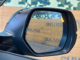 【ブラインドスポットインフォメーション】走行中、ドアミラーの死角になりやすい箇所に後続車が接近するとサイドミラー付近に警告を表示、ドライバーに注意喚起をしてくれます。