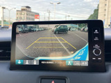 後方の様子を画面で確認しながら駐車でき、車庫入れや狭い場所での取り回しをサポートします。ガイド表示もあり、周囲を確認する際に役立つ装備です。