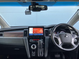 運転席から前方を見渡しやすい視界が広がり、各計器や画面も目に入りやすい配置です。木目調のパネルが落ち着きを添え、運転席まわりをすっきりまとめています。