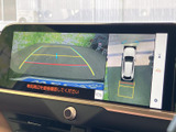 車両後方の映像に加え、周囲を俯瞰した表示も確認できます。駐車時に車両と障害物との位置関係を把握しやすく、画面を見ながら落ち着いて操作できます。