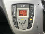 【オートエアコン】一度お好みの温度に設定すれば、車内の温度を検知し風量や温度を自動で調整。暑い&hellip;寒い&hellip;と何度もスイッチ操作をする必要はありません。快適な車内空間には必須の機能ですね♪