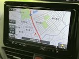 地図情報が大きく表示され、現在地や周辺の道路を確認しやすい画面です。目的地までのルートを見ながら移動できるので、初めて訪れる場所へのお出かけや日々の移動にも便利にお使いいただけます。