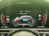 速度や走行に関する情報が画面にまとまり、運転中も必要な表示を確認しやすい構成です。エネルギーモニターも備わり、車両の状況を把握するのに役立ちます。