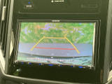 画面には後方の映像と目安のラインが表示され、駐車時に周囲との距離を確認する際に役立ちます。表示を見ながら慎重に操作でき、車庫入れや切り返しをサポートします。