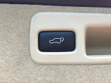【パワーバックドア】スマートキーや運転席のボタンを押すだけでリアゲートが自動で開閉します!荷物を持っている時や、高い位置にあるバックドアを閉める際に便利な機能です♪