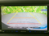 後方の映像に加えてガイド線も表示され、駐車時に後方の位置関係を確認するのに役立ちます。周囲を目視しながら画面も確認できるため、車庫入れや狭い場所での取り回しをサポートします。