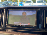 テレビ映像と字幕が画面に表示され、停車中のひと休みに映像を楽しめます。画面表示で視聴中の内容も分かりやすく、待ち時間を過ごす際にも活用できる装備です。