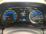 左右のメーターと中央ディスプレイに情報がまとまり、運転中も必要な表示を確認しやすい配置です。速度や各種案内を目で追いやすく、日常の運転を支えてくれます。