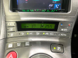 【オートエアコン】一度お好みの温度に設定すれば、車内の温度を検知し風量や温度を自動で調整。暑い&hellip;寒い&hellip;と何度もスイッチ操作をする必要はありません。快適な車内空間には必須の機能ですね♪