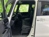 前席は視界が広く、周囲を確認しやすい運転席まわりです。シートや足元は落ち着いた色合いでまとめられ、乗り降りの際もゆとりを感じられる室内空間となっています。