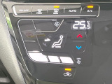 【オートエアコン】一度お好みの温度に設定すれば、車内の温度を検知し風量や温度を自動で調整。暑い&hellip;寒い&hellip;と何度もスイッチ操作をする必要はありません。快適な車内空間には必須の機能ですね♪