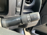 レバーには各種マークが表示されており、必要な操作を確認しやすい設計です。運転席から手を伸ばしやすい位置にあり、走行中の視線移動を抑えやすい点も便利です。