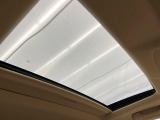 【サンルーフ】開放感たっぷりの希少装備、サンルーフが装着されています!車内に明かりを取り入れたり景色を楽しむ以外にも、車内の空気も簡単に換気できて快適です!