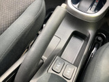 手元にはパーキングブレーキがあり、停車時に使いやすい配置です。ドリンクホルダーや小物置きも備わり、運転席まわりを日常の移動に便利に活用できます。
