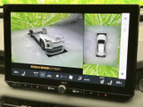 車両周辺を複数の視点から確認できる映像表示で、後方だけでなく周囲の様子も把握しやすくなっています。駐車や切り返しの際に周囲を確かめる目安となり、日常の運転をサポートします。