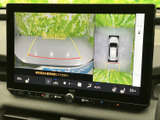車両周囲の映像と俯瞰表示を画面上で確認でき、駐車時など周辺の様子を把握する際に役立ちます。映像を見ながら車両の位置を確かめられ、慎重な取り回しをサポートします。