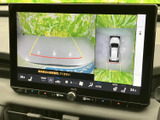 画面には後方映像と車両を上から捉えた映像が表示され、ガイド線も確認できます。駐車時に周囲との距離感をつかみやすく、車庫入れや狭い場所での取り回しをサポートします。