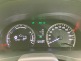 速度やシフト位置、各種インジケーターを運転席正面で確認できるレイアウトです。必要な情報をひと目で把握しやすく、日々の運転を支える実用的な装備です。