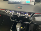 空調の設定状況を表示で確認でき、温度や風向きなどの操作部も手元にまとまっています。ボタンやダイヤルの位置が分かりやすく、季節や乗車人数に合わせて車内環境を調整しやすい装備です。