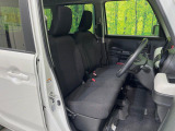 運転席まわりには十分なスペースがあり、大柄な方でもゆったり運転していただける環境です。