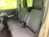 運転席と助手席が並ぶ前席は、落ち着いた色合いで統一された空間です。窓から外の様子を確認しやすく、座面と背もたれの形状にも配慮され、日々の移動を快適に支えます。