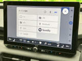 オーディオ選択画面には、ラジオやBluetooth、USBなどの項目が表示されています。用途に合わせて音源を選びやすく、日常の移動時間にお好みの音楽やラジオを楽しむ際に便利です。
