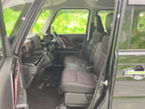 左右の窓から外の様子を確認しやすく、運転席と助手席の視界も開放的です。落ち着いた色合いのシートは座面が広く、足元にもゆとりを感じます。すっきりとした室内で、乗り降りもしやすい印象です。