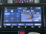 テレビ番組を表示できる画面を備え、停車中の休憩時間に映像を視聴できます。チャンネル選択や音量などの設定項目もまとまり、停車時に使いやすい装備です。