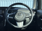 手元にはステアリングスイッチが配置され、運転姿勢を保ちながら各種機能にアクセスしやすい仕様です。握りやすい形状で、毎日の運転時にも自然に扱える身近な操作部となっています。