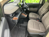 前席からは前方の視界が広がり、運転席と助手席それぞれにゆとりを感じる配置です。手の届きやすい位置にドリンクホルダーがあり、日常の移動にも便利です。
