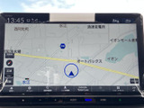地図情報が画面いっぱいに表示され、周辺の道路や施設を確認しやすいナビ画面です。現在地を把握しながら目的地までの移動をサポートし、慣れない道でも心強い装備です。